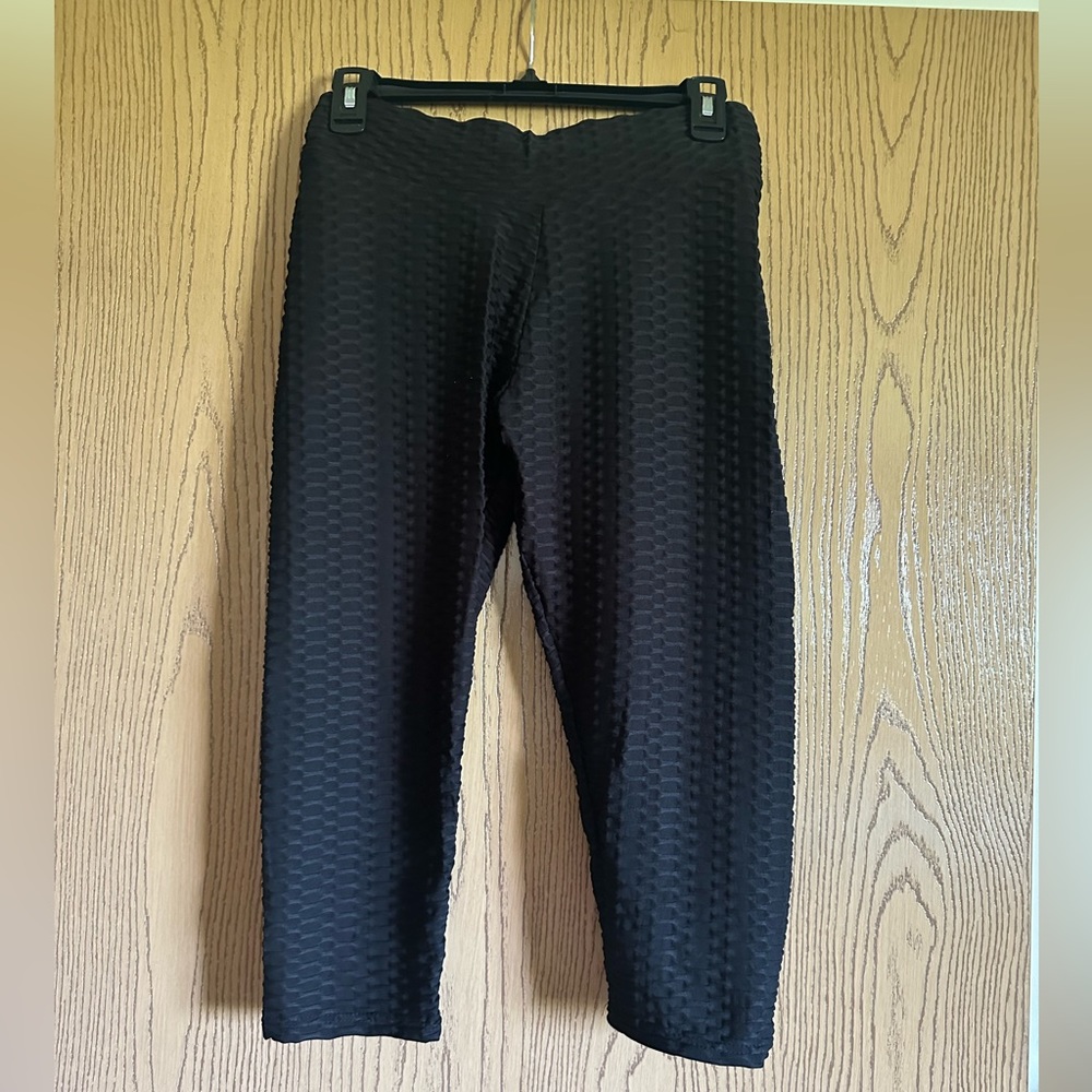Black butt scrunch capri leggings